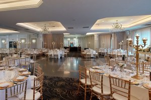 Plaza Universel - Image 1