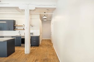 Chic Loft-Style Studio in Heart of Old Montreal - Image 1