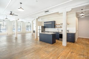 Chic Loft-Style Studio in Heart of Old Montreal - Image 4